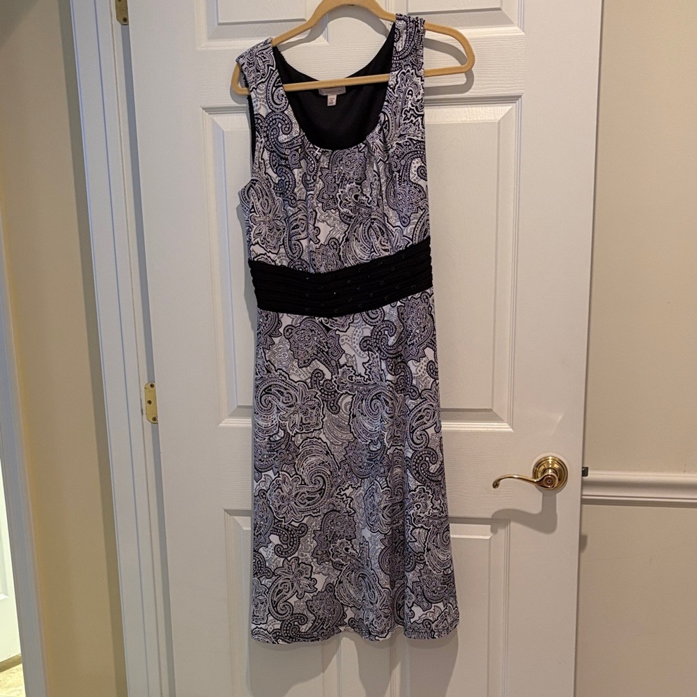 Black & White Paisley Sleeveless Midi Dress with Cinched Waist